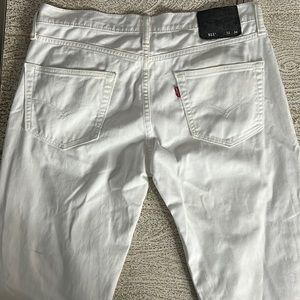 NWOT 32x34 White Levi’s w/Rips